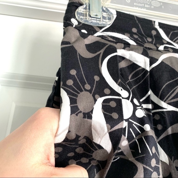 Forever 21 Mini Black, White & Gray Floral Skirt with Pockets Size Small - Picture 3 of 8
